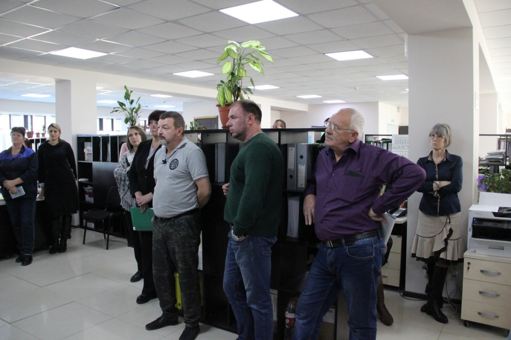 С переходом в «Новую энергетику» уровень зарплат и социальные гарантии будут сохранены Генеральный директор КГУП «Примтеплоэнерго» Владимир Малюшицкий встретился с коллективом Большекаменского филиала в связи с передачей функций теплоснабжения ООО «Новая энергетика» (3).jpg